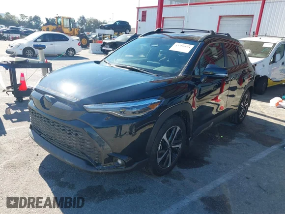 ✅ 2025 Toyota Corolla Cross Hybrid Nightshade Edition • VIN: 7MUFBABG7SV074414 • Lot: 43786424. Wystawiony na IAAI z przebiegiem 5 082 mil. Bezpłatny archiwum sprzedaży aukcyjnych z USA i szczegółowy raport historii pojazdu na DreamBid. Zdjęcie 2.