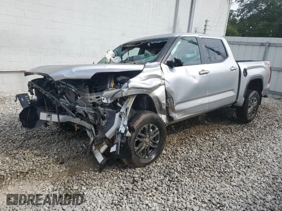 ✅ 2025 Toyota Tundra SR • VIN: 5TFLA5AB8SX048380 • Lot: 70812035. Wystawiony na Copart z przebiegiem 9 047 mil. Bezpłatny archiwum sprzedaży aukcyjnych z USA i szczegółowy raport historii pojazdu na DreamBid. Zdjęcie 1.