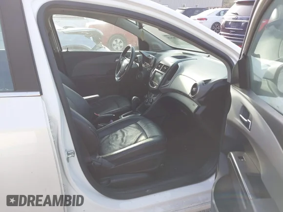 ✅ 2013 Chevrolet Sonic LTZ • VIN: 1G1JE5SH7D4238697 • Lot: 43203828. Wystawiony na IAAI z przebiegiem 123 433 mil. Bezpłatny archiwum sprzedaży aukcyjnych z USA i szczegółowy raport historii pojazdu na DreamBid. Zdjęcie 5.