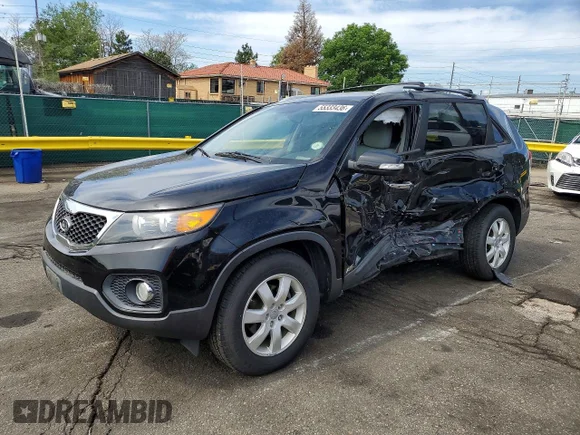 ✅ 2013 Kia Sorento LX • VIN: 5XYKTDA27DG337868 • Lot: 55333436. Wystawiony na Copart z przebiegiem 110 295 mil. Bezpłatny archiwum sprzedaży aukcyjnych z USA i szczegółowy raport historii pojazdu na DreamBid. Zdjęcie 1.