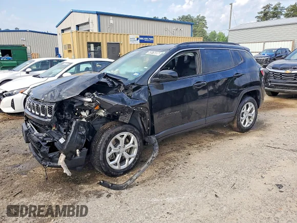 ✅ 2024 Jeep Compass Latitude • VIN: 3C4NJDBN0RT117175 • Lot: 58976886. Wystawiony na Copart z przebiegiem 63 927 mil. Bezpłatny archiwum sprzedaży aukcyjnych z USA i szczegółowy raport historii pojazdu na DreamBid. Zdjęcie 1.