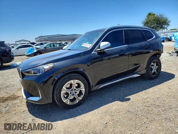 ✅ 2023 BMW X1 xDrive28i • VIN: WBX73EF08P5X78380 • Лот: 60667676. Опубліковано раніше на Copart з пробігом 17 499 миль. Безкоштовний доступ до архіву аукціонних продажів зі США та докладний звіт про історію автомобіля на DreamBid. Зображення 1.
