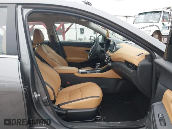 ✅ 2024 Nissan Sentra SV • VIN: 3N1AB8CV2RY313335 • Lot: 44428851. Wystawiony na IAAI z przebiegiem 11 546 mil. Bezpłatny archiwum sprzedaży aukcyjnych z USA i szczegółowy raport historii pojazdu na DreamBid. Zdjęcie 5.