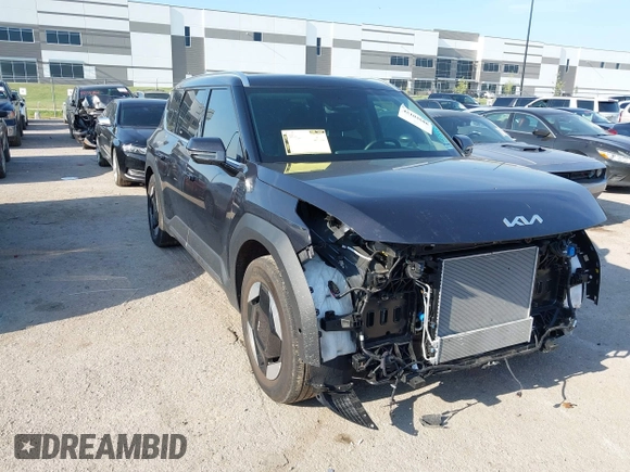 ✅ 2026 Kia EV9 Wind • VIN: 5XYAFFS55TG012609 • Лот: 45102606. Опубліковано раніше на IAAI з пробігом 13 564 миль. Безкоштовний доступ до архіву аукціонних продажів зі США та докладний звіт про історію автомобіля на DreamBid. Зображення 1.