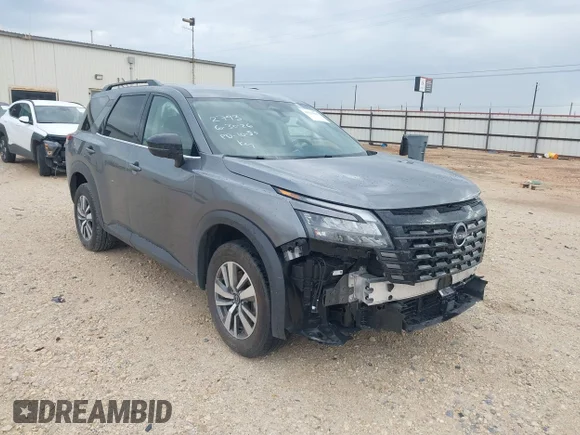 ✅ 2026 Nissan Pathfinder SL • VIN: 5N1DR3CS5TC225793 • Lot: 45619807. Wystawiony na IAAI z przebiegiem 11 561 mil. Bezpłatny archiwum sprzedaży aukcyjnych z USA i szczegółowy raport historii pojazdu na DreamBid. Zdjęcie 1.
