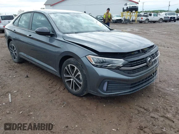 ✅ 2024 Volkswagen Jetta Sport • VIN: 3VWBM7BU0RM051091 • Лот: 45034698. Опубліковано раніше на IAAI з пробігом 14 208 миль. Безкоштовний доступ до архіву аукціонних продажів зі США та докладний звіт про історію автомобіля на DreamBid. Зображення 1.