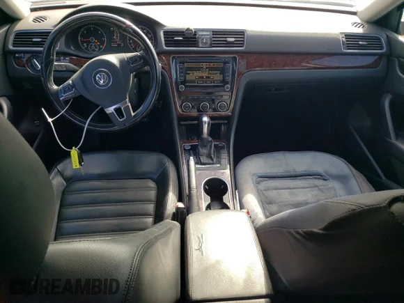 ✅ 2013 Volkswagen Passat SEL Premium • VIN: 1VWCN7A37DC068121 • Лот: 77829784. Опубликован ранее на Copart с пробегом 223 836 миль. Бесплатный доступ к архиву аукционных продаж из США и подробный отчёт об истории автомобиля на DreamBid. Изображение 8.