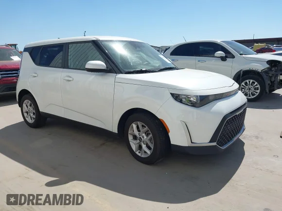 ✅ 2024 Kia Soul LX • VIN: KNDJ23AU4R7226967 • Лот: 44614945. Опубліковано раніше на IAAI з пробігом 58 695 миль. Безкоштовний доступ до архіву аукціонних продажів зі США та докладний звіт про історію автомобіля на DreamBid. Зображення 1.