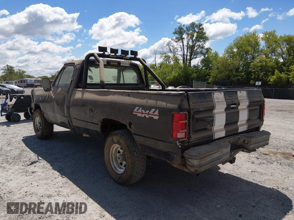 ✅ 1985 Dodge W SERIES • VIN: 1B7HW14TXFS502071 • Lot: 45084185. Wystawiony na IAAI z przebiegiem 55 292 mil. Bezpłatny archiwum sprzedaży aukcyjnych z USA i szczegółowy raport historii pojazdu na DreamBid. Zdjęcie 3.