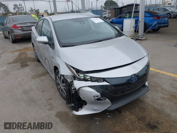 ✅ 2021 Toyota Prius LE • VIN: JTDKAMFP1M3187576 • Lot: 45110100. Wystawiony na IAAI z przebiegiem 105 395 mil. Bezpłatny archiwum sprzedaży aukcyjnych z USA i szczegółowy raport historii pojazdu na DreamBid. Zdjęcie 1.