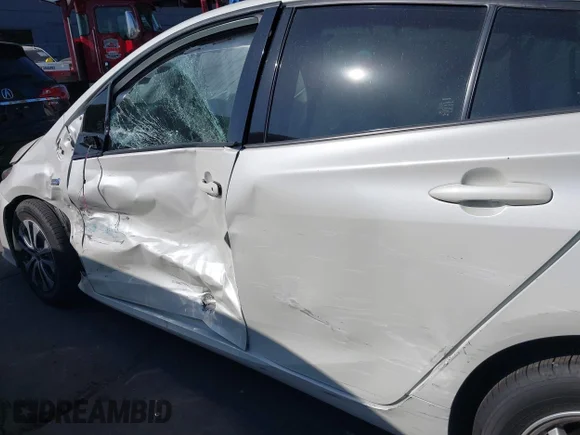 ✅ 2020 Toyota Prius LE • VIN: JTDKARFP3L3152887 • Lot: 44549661. Wystawiony na IAAI z przebiegiem 52 127 mil. Bezpłatny archiwum sprzedaży aukcyjnych z USA i szczegółowy raport historii pojazdu na DreamBid. Zdjęcie 12.