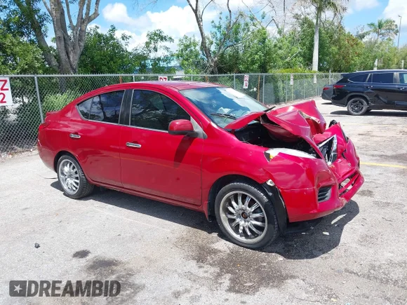 ✅ 2014 Nissan Versa S Plus • VIN: 3N1CN7APXEL803172 • Лот: 45131596. Опубликован ранее на IAAI с пробегом 90 735 миль. Бесплатный доступ к архиву аукционных продаж из США и подробный отчёт об истории автомобиля на DreamBid. Изображение 1.