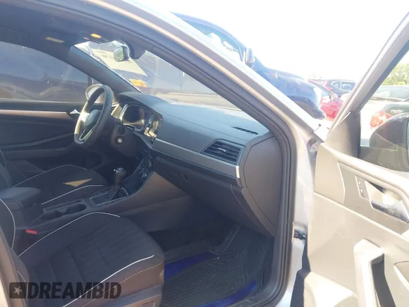 ✅ 2023 Volkswagen Jetta Sport • VIN: 3VWBM7BU1PM034572 • Lot: 45394136. Wystawiony na IAAI z przebiegiem 74 069 mil. Bezpłatny archiwum sprzedaży aukcyjnych z USA i szczegółowy raport historii pojazdu na DreamBid. Zdjęcie 5.