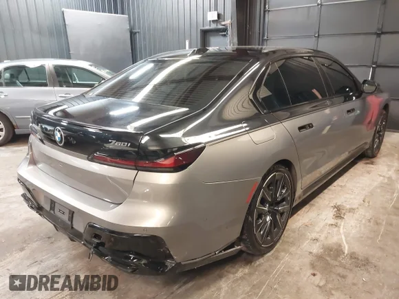 ✅ 2024 BMW 7 Series 760i xDrive • VIN: WBA33EJ08RCP32188 • Lot: 41632443. Wystawiony na IAAI z przebiegiem 16 728 mil. Bezpłatny archiwum sprzedaży aukcyjnych z USA i szczegółowy raport historii pojazdu na DreamBid. Zdjęcie 4.