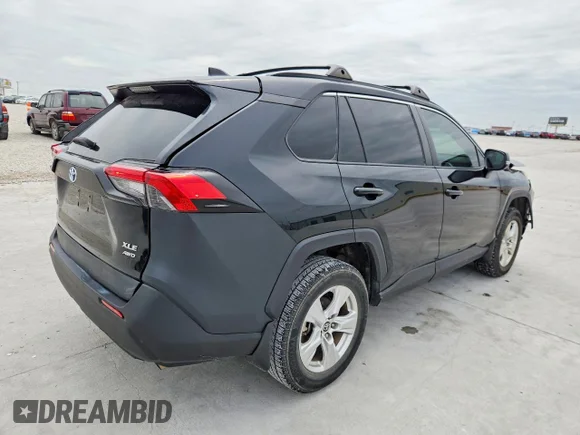 ✅ 2021 Toyota RAV4 XLE • VIN: 2T3P1RFV4MC240089 • Лот: 52826506. Опубликован ранее на Copart с пробегом 101 066 миль. Бесплатный доступ к архиву аукционных продаж из США и подробный отчёт об истории автомобиля на DreamBid. Изображение 3.