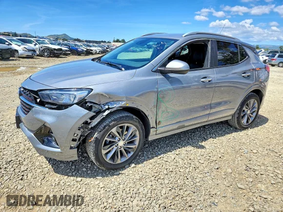 ✅ 2023 Buick Encore GX Select • VIN: KL4MMESLXPB128720 • Lot: 51177936. Wystawiony na Copart z przebiegiem 49 993 mil. Bezpłatny archiwum sprzedaży aukcyjnych z USA i szczegółowy raport historii pojazdu na DreamBid. Zdjęcie 1.