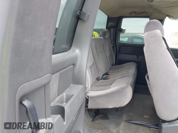 ✅ 2005 GMC Sierra 1500 Work Truck • VIN: 1GTEC19V95Z234352 • Lot: 44576720. Wystawiony na IAAI z przebiegiem 286 304 mil. Bezpłatny archiwum sprzedaży aukcyjnych z USA i szczegółowy raport historii pojazdu na DreamBid. Zdjęcie 8.