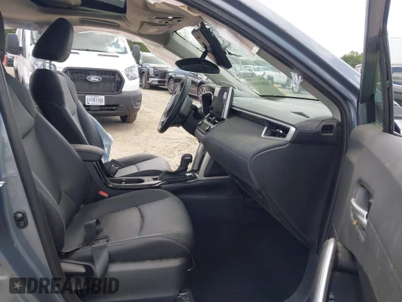 ✅ 2025 Toyota Corolla Cross XLE • VIN: 7MUDAAAG1SV146087 • Lot: 44841402. Wystawiony na IAAI z przebiegiem 4 566 mil. Bezpłatny archiwum sprzedaży aukcyjnych z USA i szczegółowy raport historii pojazdu na DreamBid. Zdjęcie 5.