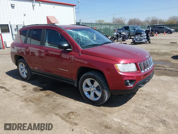 ✅ 2012 Jeep Compass Sport • VIN: 1C4NJDBBXCD556063 • Lot: 44670092. Wystawiony na IAAI z przebiegiem 118 180 mil. Bezpłatny archiwum sprzedaży aukcyjnych z USA i szczegółowy raport historii pojazdu na DreamBid. Zdjęcie 1.