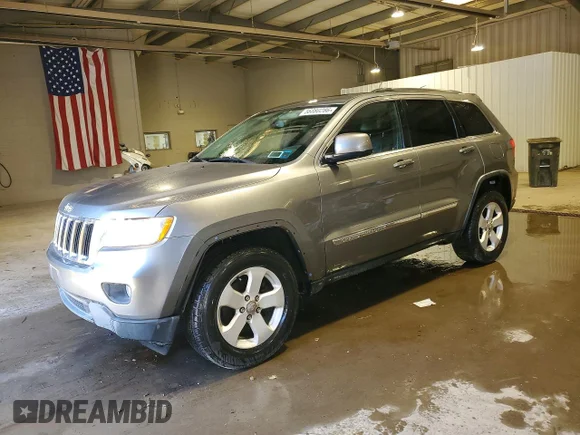 ✅ 2013 Jeep Grand Cherokee Laredo • VIN: 1C4RJFAG8DC611921 • Лот: 56080286. Опубликован ранее на Copart с пробегом 194 522 миль. Бесплатный доступ к архиву аукционных продаж из США и подробный отчёт об истории автомобиля на DreamBid. Изображение 1.