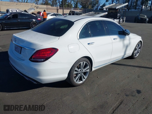 ✅ 2019 Mercedes-Benz C 300 • VIN: 55SWF8DB6KU295031 • Lot: 44103161. Wystawiony na IAAI z przebiegiem 47 910 mil. Bezpłatny archiwum sprzedaży aukcyjnych z USA i szczegółowy raport historii pojazdu na DreamBid. Zdjęcie 4.