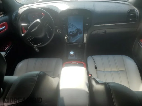 ✅ 2019 Chrysler 300 S • VIN: 2C3CCABG0KH682739 • Lot: 67532344. Wystawiony na Copart z przebiegiem 80 452 mil. Bezpłatny archiwum sprzedaży aukcyjnych z USA i szczegółowy raport historii pojazdu na DreamBid. Zdjęcie 8.