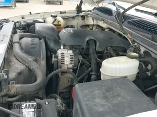 2003 Chevrolet Silverado 1500HD LS z VIN 1GCGK13U03F110416, wystawiony jako IAAI lot #42776665 z przebiegiem 192 041 mil mil oraz . Historia ofert i sprzedaży dostępna na DreamBid. Obrazek 12.