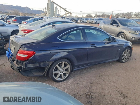✅ 2012 Mercedes-Benz C 250 • VIN: WDDGJ4HB8CF896760 • Lot: 96792985. Wystawiony na Copart z przebiegiem 147 976 mil. Bezpłatny archiwum sprzedaży aukcyjnych z USA i szczegółowy raport historii pojazdu na DreamBid. Zdjęcie 3.
