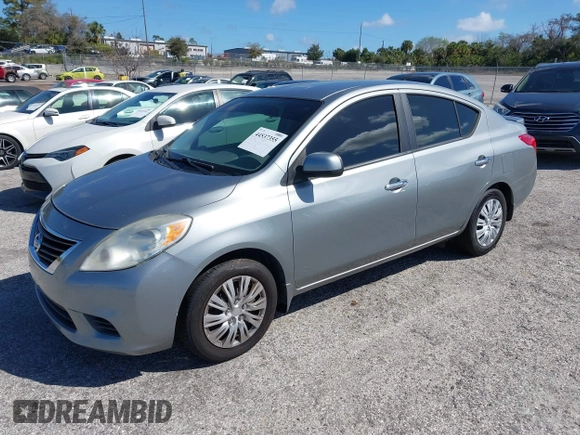 ✅ 2013 Nissan Versa SV • VIN: 3N1CN7AP9DL890318 • Lot: 44537355. Wystawiony na IAAI z przebiegiem 132 463 mil. Bezpłatny archiwum sprzedaży aukcyjnych z USA i szczegółowy raport historii pojazdu na DreamBid. Zdjęcie 2.