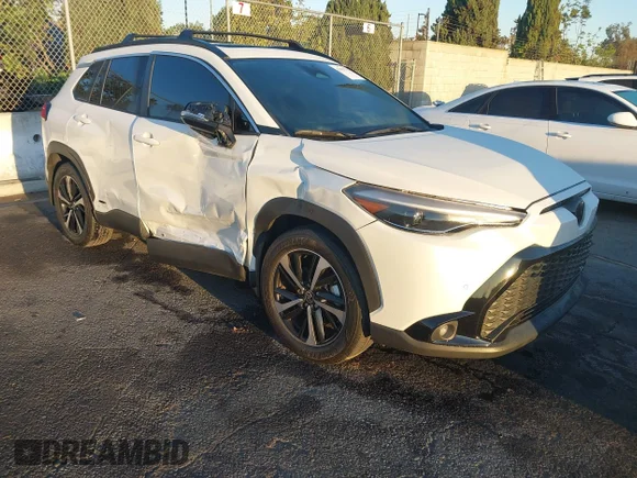 ✅ 2024 Toyota Corolla Cross Hybrid S • VIN: 7MUFBABG4RV028422 • Лот: 43484113. Опубліковано раніше на IAAI з пробігом 23 148 миль. Безкоштовний доступ до архіву аукціонних продажів зі США та докладний звіт про історію автомобіля на DreamBid. Зображення 1.