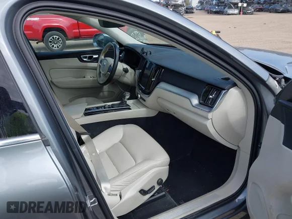 ✅ 2020 Volvo XC60 Momentum • VIN: YV4102DK4L1535758 • Lot: 41783535. Wystawiony na IAAI z przebiegiem 34 112 mil. Bezpłatny archiwum sprzedaży aukcyjnych z USA i szczegółowy raport historii pojazdu na DreamBid. Zdjęcie 5.