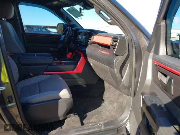 ✅ 2025 Toyota Tundra SR5 • VIN: 5TFLA5DBXSX334114 • Lot: 43891332. Wystawiony na IAAI z przebiegiem 3 089 mil. Bezpłatny archiwum sprzedaży aukcyjnych z USA i szczegółowy raport historii pojazdu na DreamBid. Zdjęcie 5.