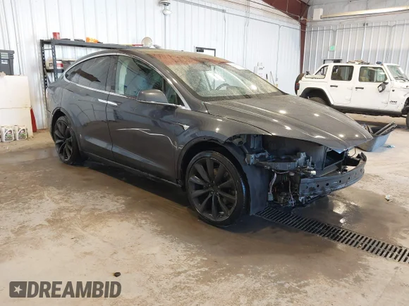 ✅ 2016 Tesla Model X 70D • VIN: 5YJXCAE22GF028917 • Lot: 43190050. Wystawiony na IAAI z przebiegiem 110 858 mil. Bezpłatny archiwum sprzedaży aukcyjnych z USA i szczegółowy raport historii pojazdu na DreamBid. Zdjęcie 1.