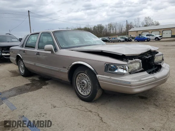 ✅ 1995 Lincoln Town Car Executive • VIN: 1LNLM81W4SY748883 • Lot: 51976375. Wystawiony na Copart z przebiegiem 123 506 mil. Bezpłatny archiwum sprzedaży aukcyjnych z USA i szczegółowy raport historii pojazdu na DreamBid. Zdjęcie 4.