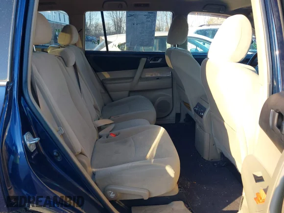 ✅ 2011 Toyota Highlander SE • VIN: 5TDBK3EH0BS084629 • Lot: 44172118. Listed on IAAI with 220,871 mi. Free auction sales archive from the USA and detailed vehicle history report at DreamBid. Image 8.