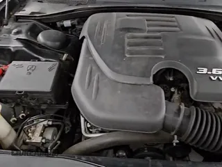 2019 Dodge Charger SXT z VIN 2C3CDXBG0KH707820, wystawiony jako Copart lot #86877725 z przebiegiem 93 824 mil mil oraz Czysty tytuł • Clean title. Historia ofert i sprzedaży dostępna na DreamBid. Obrazek 14.