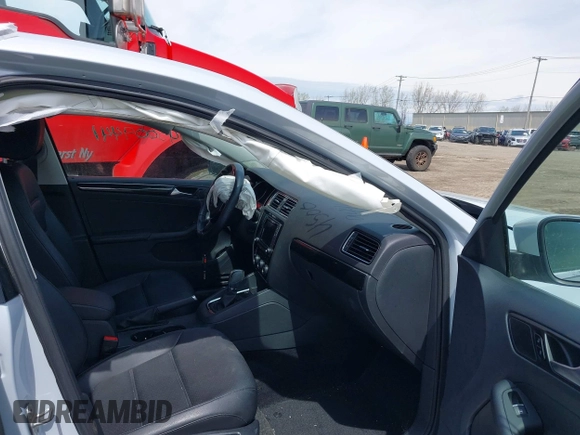 ✅ 2017 Volkswagen Jetta SEL • VIN: 3VWL17AJ0HM415089 • Lot: 45009441. Wystawiony na IAAI z przebiegiem 39 729 mil. Bezpłatny archiwum sprzedaży aukcyjnych z USA i szczegółowy raport historii pojazdu na DreamBid. Zdjęcie 5.