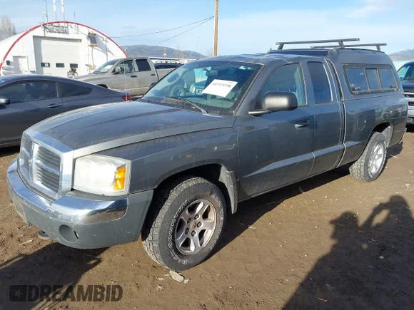✅ 2005 Dodge Dakota SLT • VIN: 1D7HW42N55S183379 • Lot: 44315298. Wystawiony na IAAI z przebiegiem Nie podano. Bezpłatny archiwum sprzedaży aukcyjnych z USA i szczegółowy raport historii pojazdu na DreamBid. Zdjęcie 2.