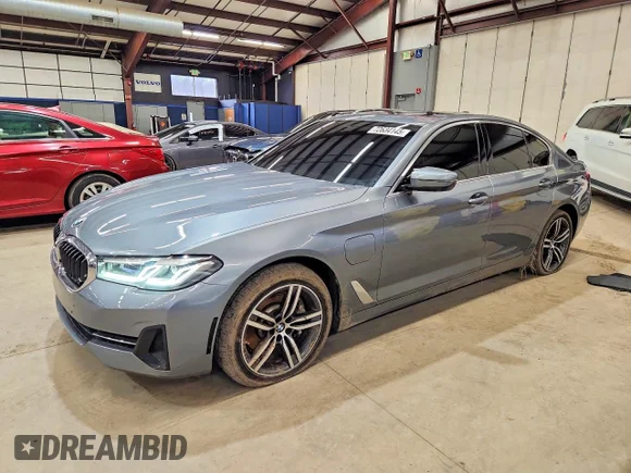 ✅ 2021 BMW 5 Series 530e • VIN: WBA13AG00MCG44089 • Лот: 72634145. Опубліковано раніше на Copart з пробігом 92 322 миль. Безкоштовний доступ до архіву аукціонних продажів зі США та докладний звіт про історію автомобіля на DreamBid. Зображення 1.