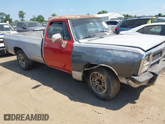 ✅ 1991 Dodge D Series • VIN: 1B7KE26C4MS362723 • Lot: 42713675. Wystawiony na IAAI z przebiegiem 228 675 mil. Bezpłatny archiwum sprzedaży aukcyjnych z USA i szczegółowy raport historii pojazdu na DreamBid. Zdjęcie 1.