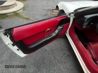 ✅ 1990 Chevrolet Corvette • VIN: 1G1YY3381L5114233 • Lot: 86181415. Wystawiony na Copart z przebiegiem 109 111 mil. Bezpłatny archiwum sprzedaży aukcyjnych z USA i szczegółowy raport historii pojazdu na DreamBid. Zdjęcie 11.