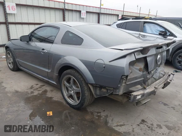 ✅ 2007 Ford Mustang GT Deluxe • VIN: 1ZVFT82HX75217861 • Lot: 43959576. Wystawiony na IAAI z przebiegiem 143 594 mil. Bezpłatny archiwum sprzedaży aukcyjnych z USA i szczegółowy raport historii pojazdu na DreamBid. Zdjęcie 3.