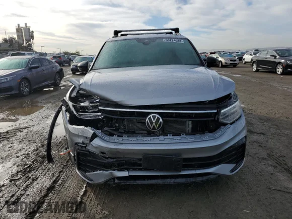 ✅ 2022 Volkswagen Tiguan SE R-Line Black • VIN: 3VVCB7AXXNM100110 • Лот: 36724083. Опубліковано раніше на Copart з пробігом 6 628 миль. Безкоштовний доступ до архіву аукціонних продажів зі США та докладний звіт про історію автомобіля на DreamBid. Зображення 5.