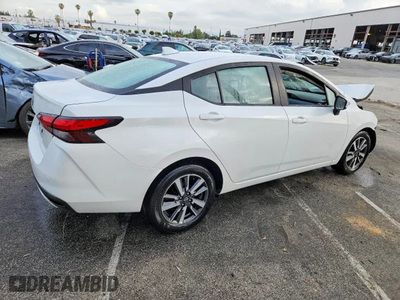 ✅ 2025 Nissan Versa SV • VIN: 3N1CN8EV9SL871120 • Lot: 48666176. Wystawiony na Copart z przebiegiem 12 709 mil. Bezpłatny archiwum sprzedaży aukcyjnych z USA i szczegółowy raport historii pojazdu na DreamBid. Zdjęcie 3.