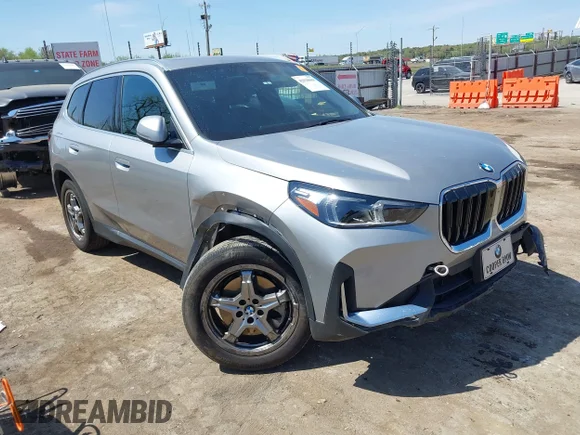 ✅ 2023 BMW X1 xDrive28i • VIN: WBX73EF03P5X46405 • Лот: 42038660. Опубликован ранее на IAAI с пробегом 21 994 миль. Бесплатный доступ к архиву аукционных продаж из США и подробный отчёт об истории автомобиля на DreamBid. Изображение 1.