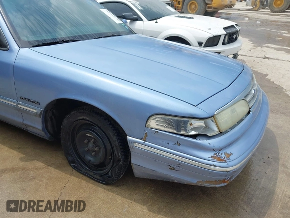 ✅ 1995 Ford Crown Victoria • VIN: 2FALP73W3SX135193 • Lot: 42769714. Wystawiony na IAAI z przebiegiem 70 918 mil. Bezpłatny archiwum sprzedaży aukcyjnych z USA i szczegółowy raport historii pojazdu na DreamBid. Zdjęcie 6.