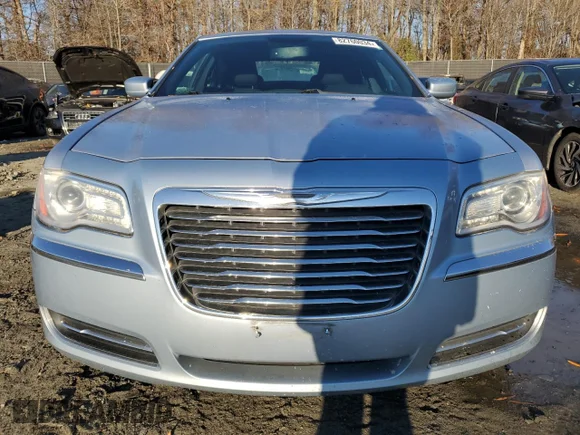 ✅ 2012 Chrysler 300 • VIN: 2C3CCAAG1CH153271 • Lot: 82760034. Wystawiony na Copart z przebiegiem 164 259 mil. Bezpłatny archiwum sprzedaży aukcyjnych z USA i szczegółowy raport historii pojazdu na DreamBid. Zdjęcie 5.