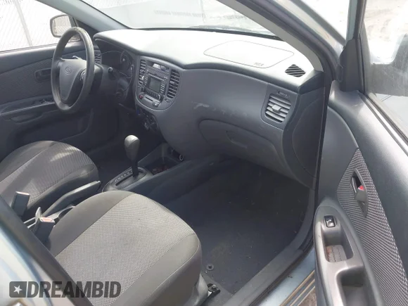 ✅ 2009 Kia Rio • VIN: KNADE223796476940 • Lot: 43298021. Wystawiony na IAAI z przebiegiem 135 742 mil. Bezpłatny archiwum sprzedaży aukcyjnych z USA i szczegółowy raport historii pojazdu na DreamBid. Zdjęcie 5.