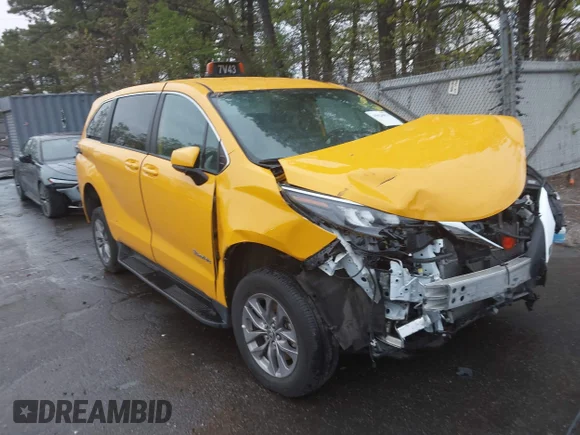 ✅ 2025 Toyota Sienna LE • VIN: 5TDKRKEC3SS258140 • Лот: 45028053. Опубликован ранее на IAAI с пробегом 16 537 миль. Бесплатный доступ к архиву аукционных продаж из США и подробный отчёт об истории автомобиля на DreamBid. Изображение 1.