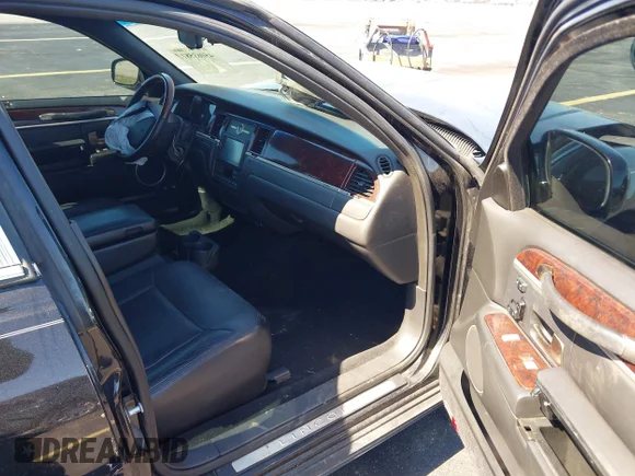 ✅ 2011 Lincoln Town Car Signature Limited • VIN: 2LNBL8CV7BX754857 • Lot: 45063581. Wystawiony na IAAI z przebiegiem 147 294 mil. Bezpłatny archiwum sprzedaży aukcyjnych z USA i szczegółowy raport historii pojazdu na DreamBid. Zdjęcie 5.